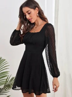 Robe Courte Femme en Mousseline à Col Carré avec Manches Longues Amples Coupe Cintrée Bas Evasée Unicolore