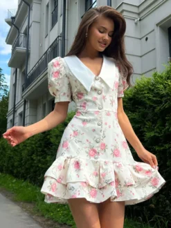 Robe courte à imprimé floral manches bouffantes col Claudine et lacets dans le dos été 2026
