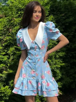 Robe courte à imprimé floral manches bouffantes col Claudine et lacets dans le dos été 2026