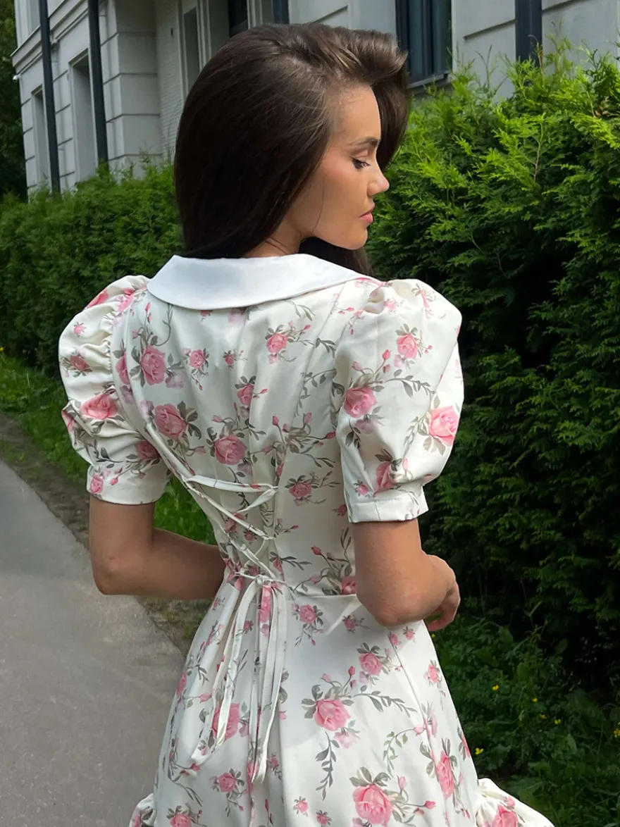 Robe courte à imprimé floral manches bouffantes col Claudine et lacets dans le dos été 2026
