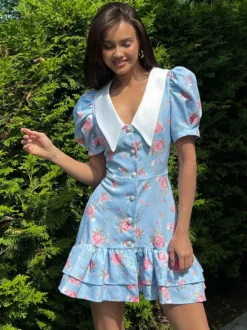 Robe courte à imprimé floral manches bouffantes col Claudine et lacets dans le dos été 2026