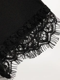 Robe courte élégante noire à col montant et manches courtes coupe trapèze ornée de dentelle et à découpe en forme de goutte - Idéale pour une fête d'anniversaire printanière (2026)