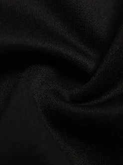Robe courte élégante noire à col montant et manches courtes coupe trapèze ornée de dentelle et à découpe en forme de goutte - Idéale pour une fête d'anniversaire printanière (2026)