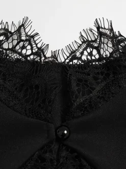 Robe courte élégante noire à col montant et manches courtes coupe trapèze ornée de dentelle et à découpe en forme de goutte - Idéale pour une fête d'anniversaire printanière (2026)