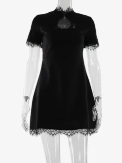 Robe courte élégante noire à col montant et manches courtes coupe trapèze ornée de dentelle et à découpe en forme de goutte - Idéale pour une fête d'anniversaire printanière (2026)