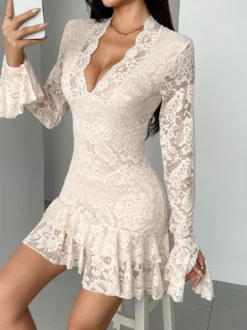 Robe courte à manches longues col en V dentelle superposée et ourlet à volants collection femme 2026