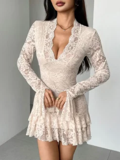 Robe courte à manches longues col en V dentelle superposée et ourlet à volants collection femme 2026