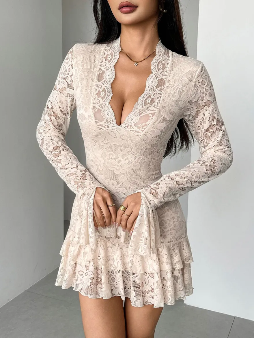 Robe courte à manches longues col en V dentelle superposée et ourlet à volants collection femme 2026