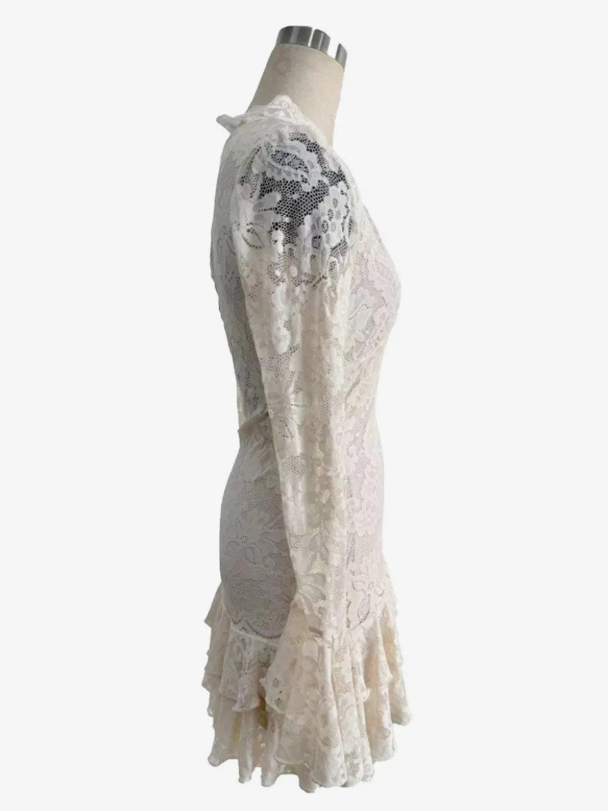 Robe courte à manches longues col en V dentelle superposée et ourlet à volants collection femme 2026