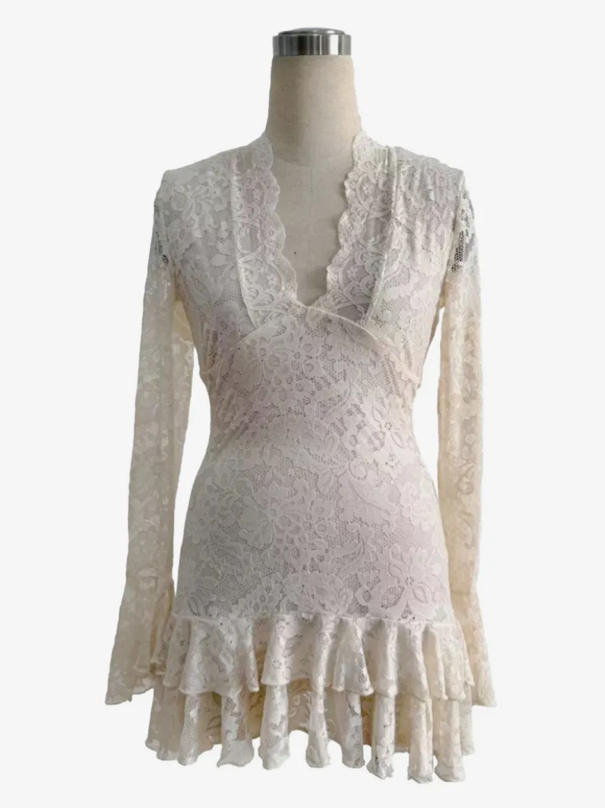 Robe courte à manches longues col en V dentelle superposée et ourlet à volants collection femme 2026