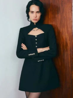 Robe courte à manches longues et découpes pour femme - Robe à col montant et boutons - Idéale pour une soirée romantique printanière 2026