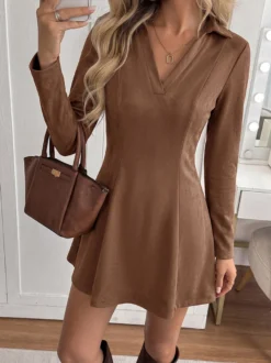 Robe courte marron en faux daim col à revers décolleté en V manches longues taille cintrée jupe évasée idéale pour l'automne