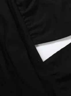 Robe courte moulante sans manches à dos nu et décolleté dos nu ornée de fronces idéale pour les soirées en club.
