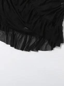 Robe courte moulante sans manches à dos nu et décolleté dos nu ornée de fronces idéale pour les soirées en club.