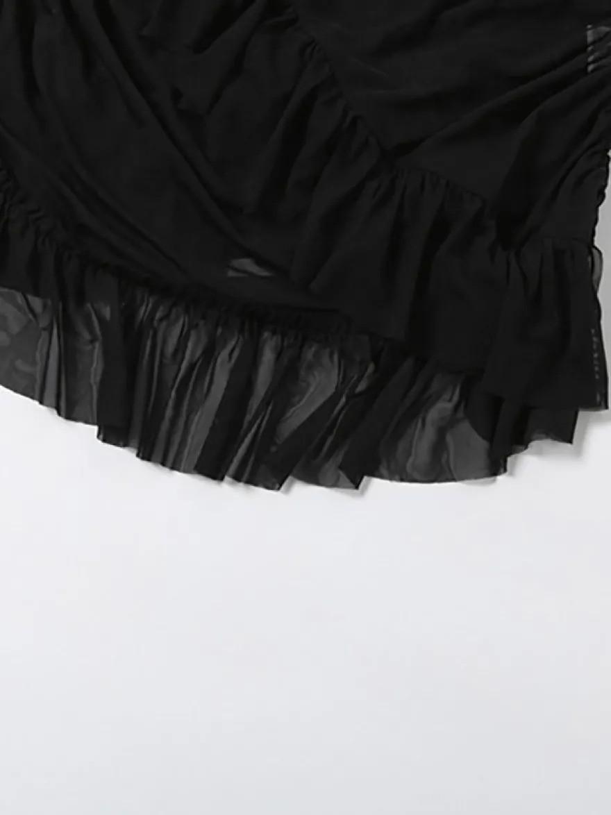 Robe courte moulante sans manches à dos nu et décolleté dos nu ornée de fronces idéale pour les soirées en club.