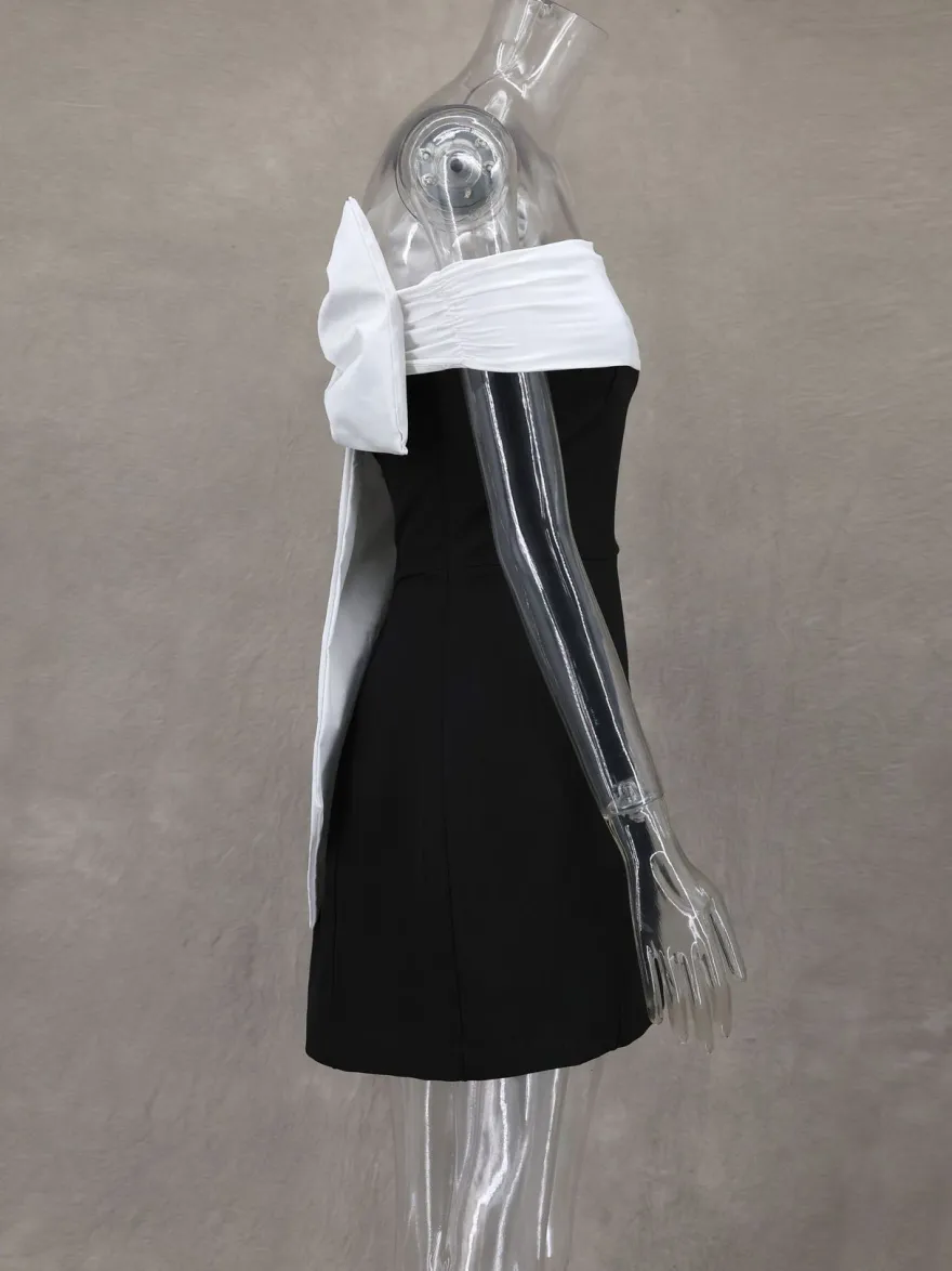 Robe courte à épaules dénudées avec nœud dans le dos coupe trapèze idéale pour une fête d'anniversaire ou un cocktail 2026