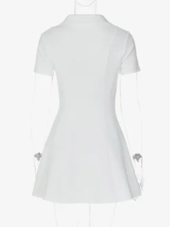 Robe courte plissée à manches courtes et col en V style décontracté écru et blanc idéale pour un rendez-vous galant.