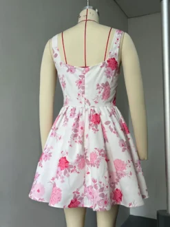 Robe courte rose à imprimé floral et col carré sans manches pour fête d'anniversaire 2026