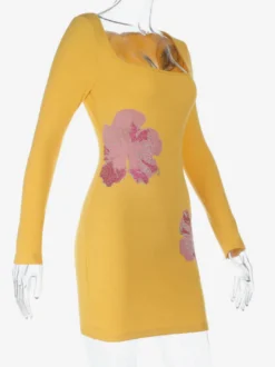Robe côtelée à strass et fleurs pour femme - Robe moulante mini jaune à manches longues et col carré - Collection printemps-été 2026