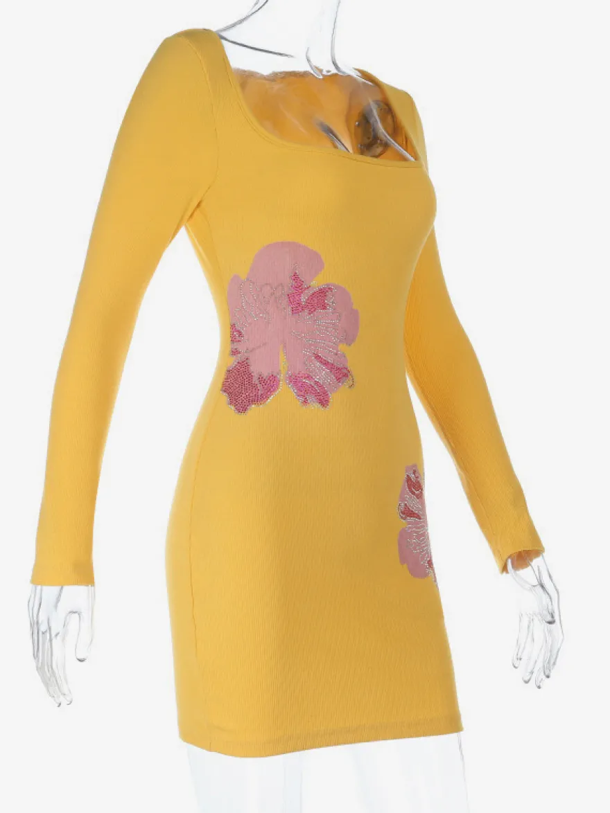 Robe côtelée à strass et fleurs pour femme - Robe moulante mini jaune à manches longues et col carré - Collection printemps-été 2026