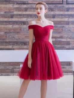 Robe de bal bordeaux en tulle hors de l'épaule laçage sur dos longueur au genou