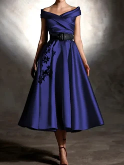 Robe de bal en satin décolleté travaillé manches courtes ornée d'appliqués
