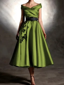 Robe de bal en satin décolleté travaillé manches courtes ornée d'appliqués