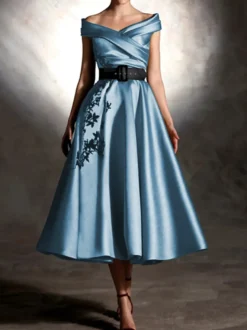 Robe de bal en satin décolleté travaillé manches courtes ornée d'appliqués