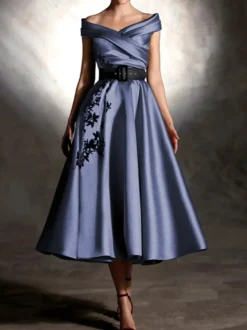 Robe de bal en satin décolleté travaillé manches courtes ornée d'appliqués