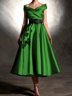 Robe de bal en satin décolleté travaillé manches courtes ornée d'appliqués