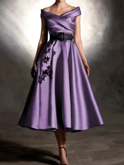 Robe de bal en satin décolleté travaillé manches courtes ornée d'appliqués