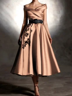 Robe de bal en satin décolleté travaillé manches courtes ornée d'appliqués