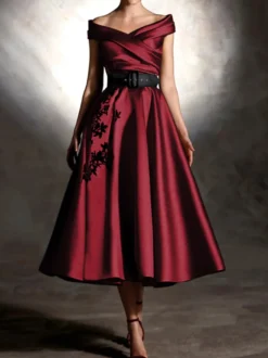 Robe de bal en satin décolleté travaillé manches courtes ornée d'appliqués