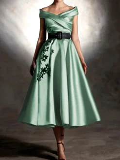 Robe de bal en satin décolleté travaillé manches courtes ornée d'appliqués