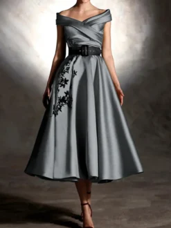 Robe de bal en satin décolleté travaillé manches courtes ornée d'appliqués