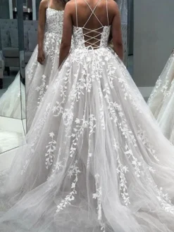 Robe de bal lavande col V à lacets dos nu criss-cross robes de soirée en dentelle