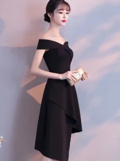 Robe de cocktail bleu marine hors de l'épaule asymétrique en satin robe de soirée