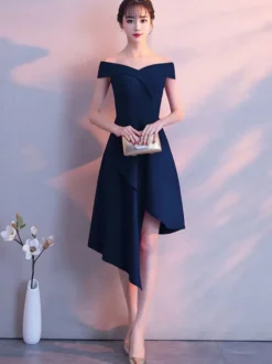 Robe de cocktail bleu marine hors de l'épaule asymétrique en satin robe de soirée