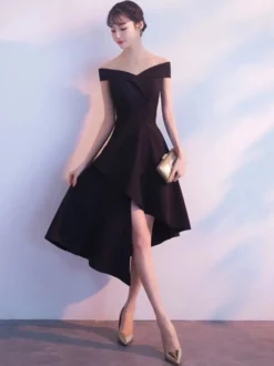 Robe de cocktail bleu marine hors de l'épaule asymétrique en satin robe de soirée