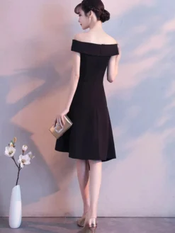 Robe de cocktail bleu marine hors de l'épaule asymétrique en satin robe de soirée