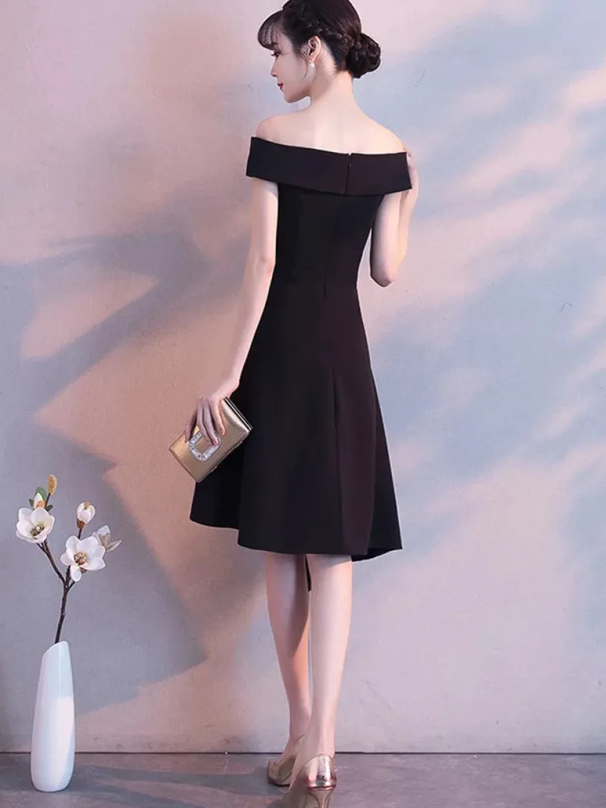 Robe de cocktail bleu marine hors de l'épaule asymétrique en satin robe de soirée