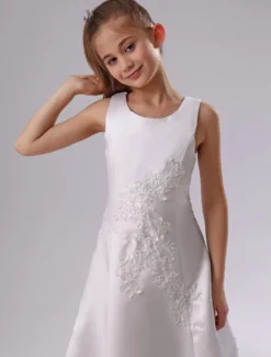 Robe de cortège enfant blanc en satin col rond avec applique