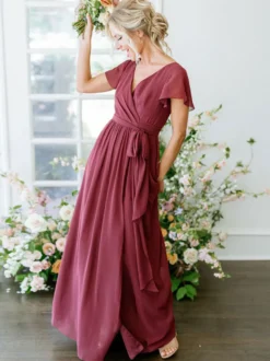 Robe de demoiselle d'honneur bordeaux col V jupe fendue longueur cheville