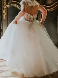 Robe de fille de fleur blanche en dentelle boutonnée sur dos longueur cheville Robe cérémonie fille
