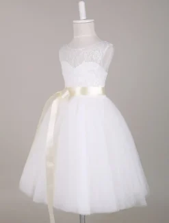 Robe de fille de fleur blanche Robe de princesse en dentelle col en forme de coeur avec ceinture Robe d'enfante au genou