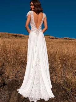 Robe de mariée bohème col V manche courte boutonné sur dos à petite traîne