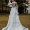 Robe de mariée bohème col V manche longue dos nu à traîne