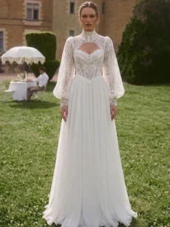 Robe de mariée bohème deux pièces décolleté en dentelle coupe trapèze avec traîne boutons fonctionnels manches longues.