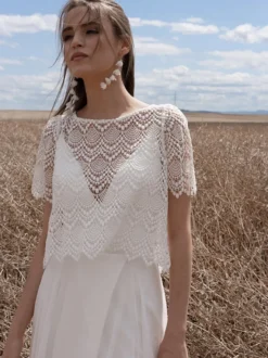 Robe de mariée bohème deux pièces en mousseline et dentelle longueur au sol fermeture éclair manches courtes décolleté illusion blanche