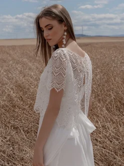 Robe de mariée bohème deux pièces en mousseline et dentelle longueur au sol fermeture éclair manches courtes décolleté illusion blanche